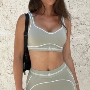 Alo airbrush heartthrob bra in limestone XS